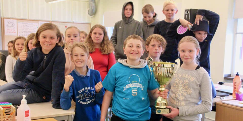 Så här glad var klass 5 på Glömminge skola efter att ha blivit länsmästare i Vi i femman 2021. Klassen representerades av Samuel Stensson och Emma Engborg.