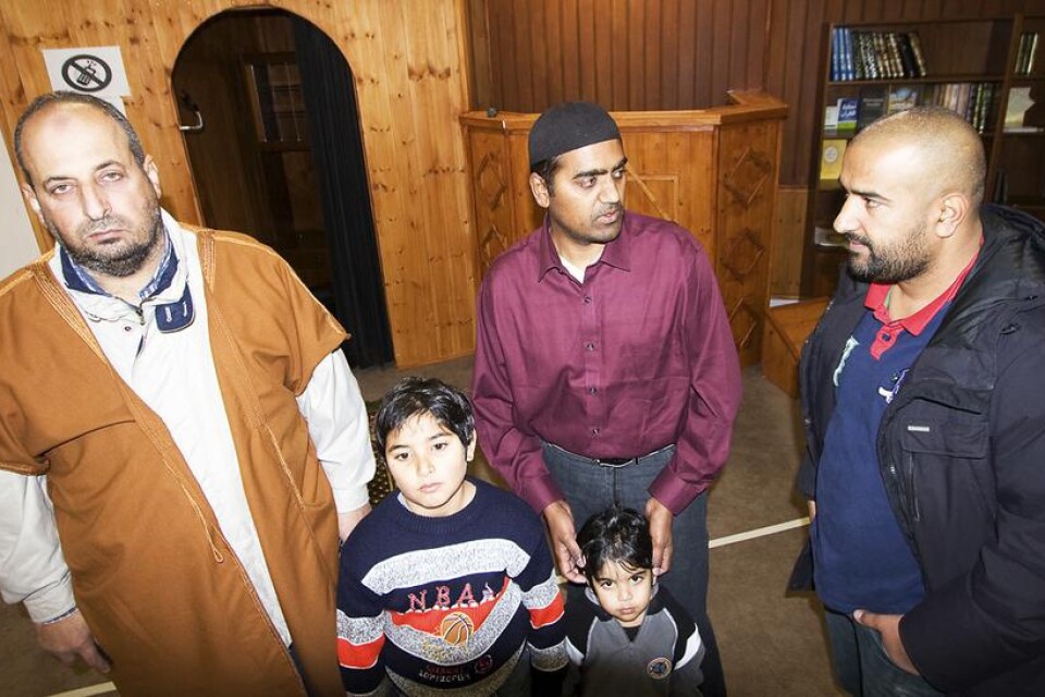 Amir, Massoud, Imad och barnen Shayan och Eshan i moskén i Rosenlund.