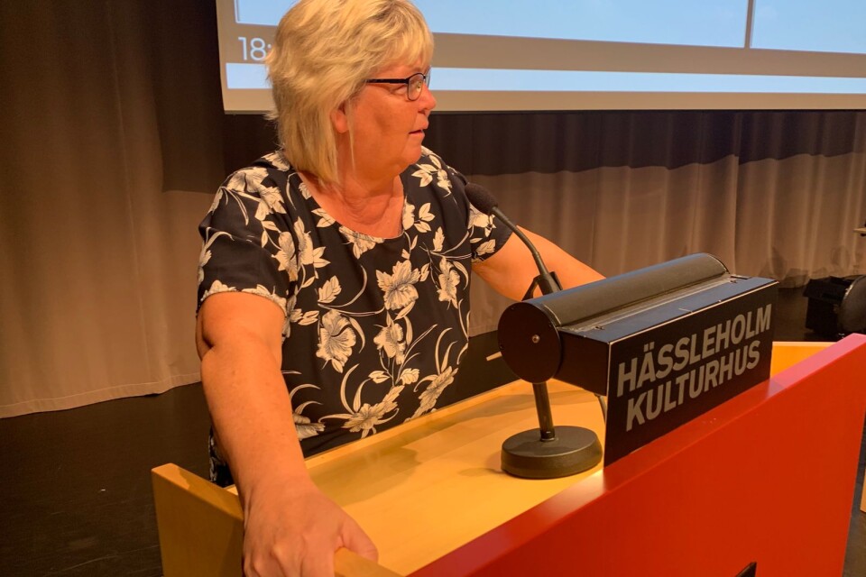 Lena Wallentheim (S) deltog i många replikskiften (drygt 53 minuters taltid) under det långa sammanträdet i Röda salongen, Kulturhuset.