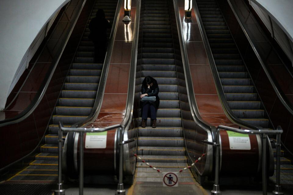 En kvinna sitter i tunnelbanan i Kiev som används som skyddsrum. Bilden är tagen i förra veckan.