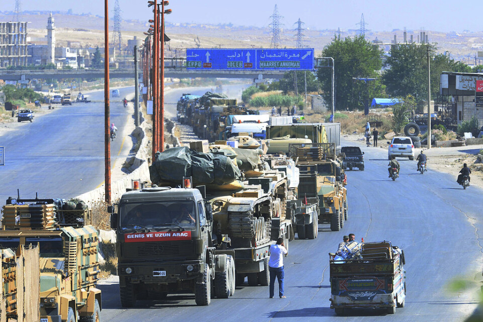 En turkisk militärkonvoj som fastnat norr om staden Khan Sheikhun i nordvästra Syrien sedan staden intagits av regimen.