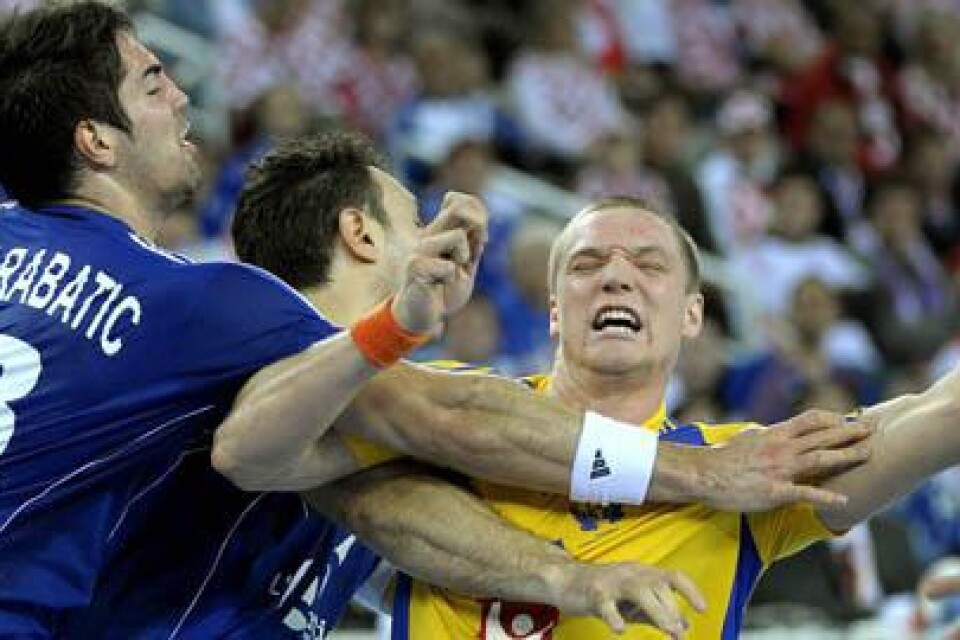 Frankrikes Nikola Karabatic stoppar Sveriges Oscar Carlén i VM matchen mellan Sverige och Frankrike i Arena Zagreb på lördagskvällen. BILD: SCANPIX