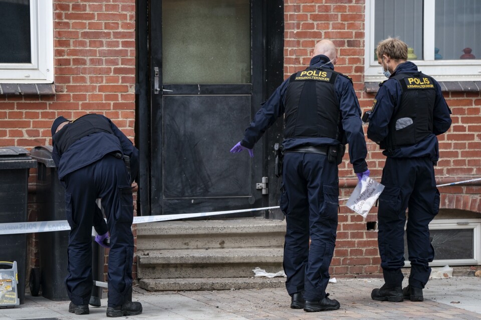 Polisens kriminaltekniker på plats utanför ett flerfamiljshus i Landskrona efter en detonation tidigt på torsdagsmorgonen.