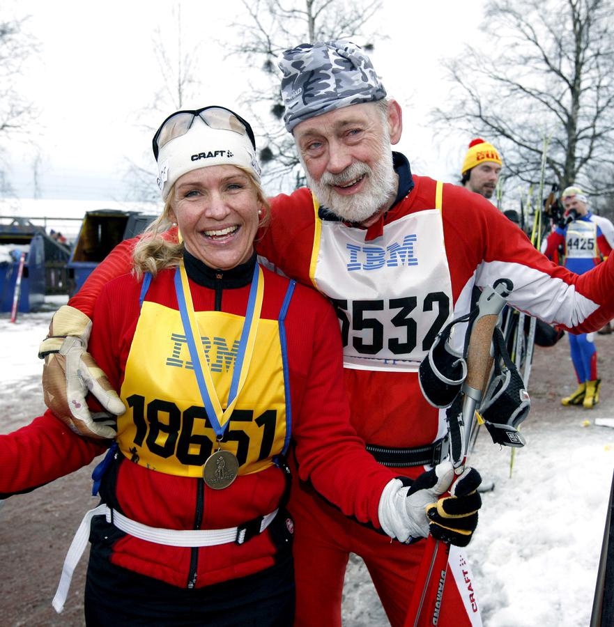 Anna Ståhl och Hasse Boström från Ellos kommer i mål med breda leenden. Anna är speciellt glad med att ha klarat medaljen i sitt tredje lopp. För Hasse var det 16:e loppet.