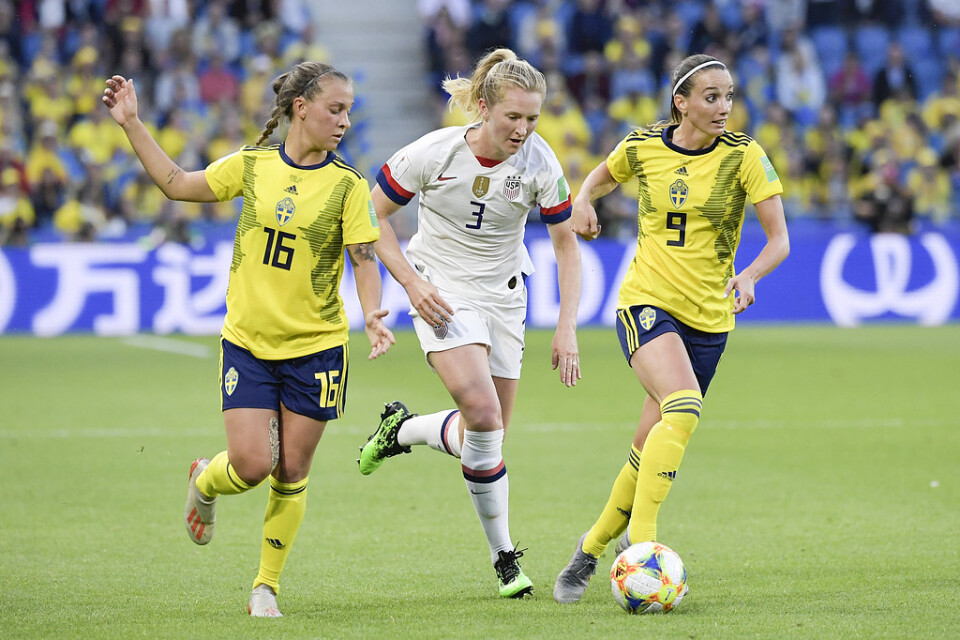 Julia Zigiotti Olme och Kosovare Asllani mot Samantha Mewis under torsdagens match mellan Sverige och USA i fotbolls-VM.