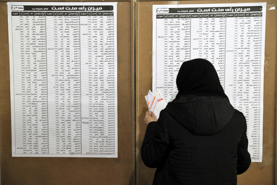En väljare vid en vallokal i Teheran, Iran.