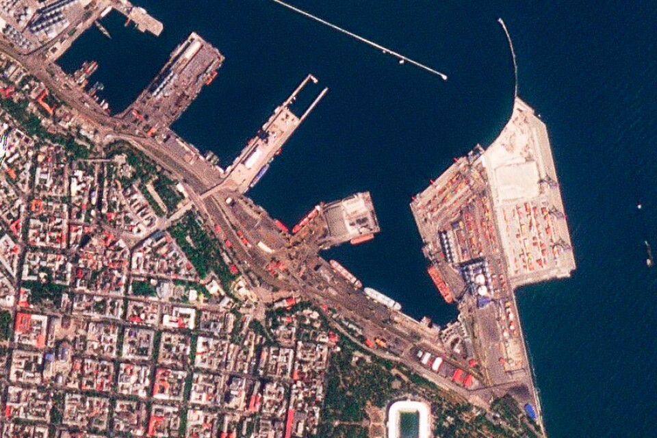 En satellitbild visar fartyget Razoni i hamnen i Odessa under söndagen.