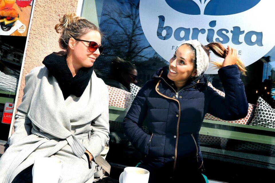 Sakina Wretfors och Julia Lunderheder njöt av vårvädret och passade på att ta var sin kopp kaffe i solskenet.