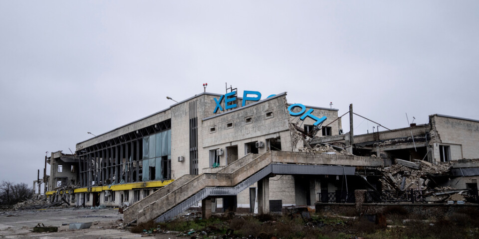 Den internationella flygplatsen i Cherson. I staden, som nyligen återtogs av ukrainska styrkor, miste tre personer livet efter ryska attacker, enligt regionens guvernör.