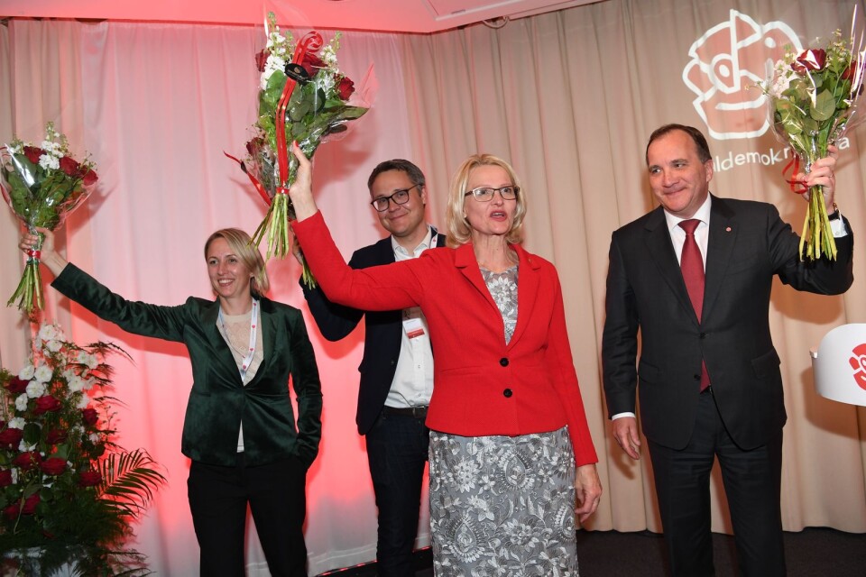 Socialdemokraterna minskade något. Jytte Guteland, Johan Danielsson, Heléne Fritzon och statsminister Stefan Löfven var ändå nöjda efter det preliminära valresultatet.