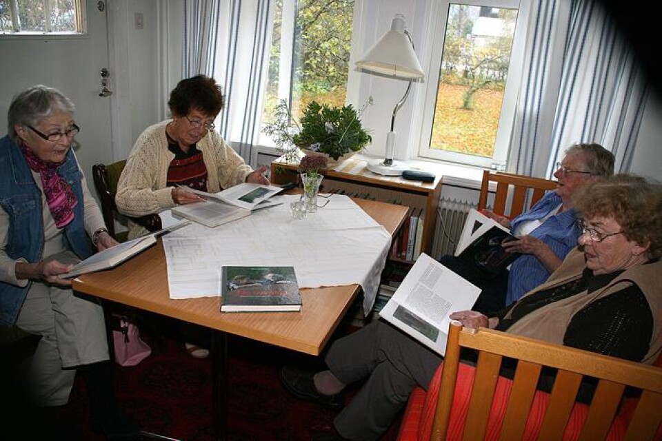 Stina Bergman, Maj-Britt Gill, Iris Carlsson och Ingegerd Persson i lästagen på måndagens läscirkel.