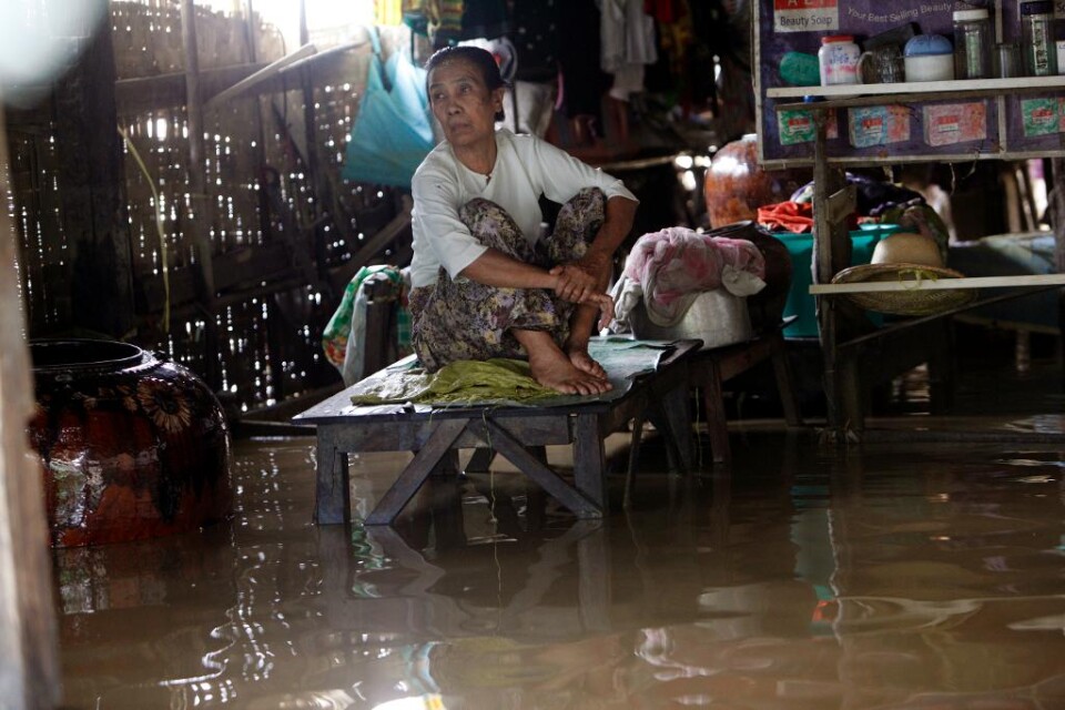 Burma har drabbats av de värsta översvämningarna på årtionden och sammanlagt har nu mer än en miljon människor tvingats lämna sina hem. Över hundra människor har omkommit, enligt regeringen och FN. Jordskred har förstört 375 byggnader i delstatshuvudst