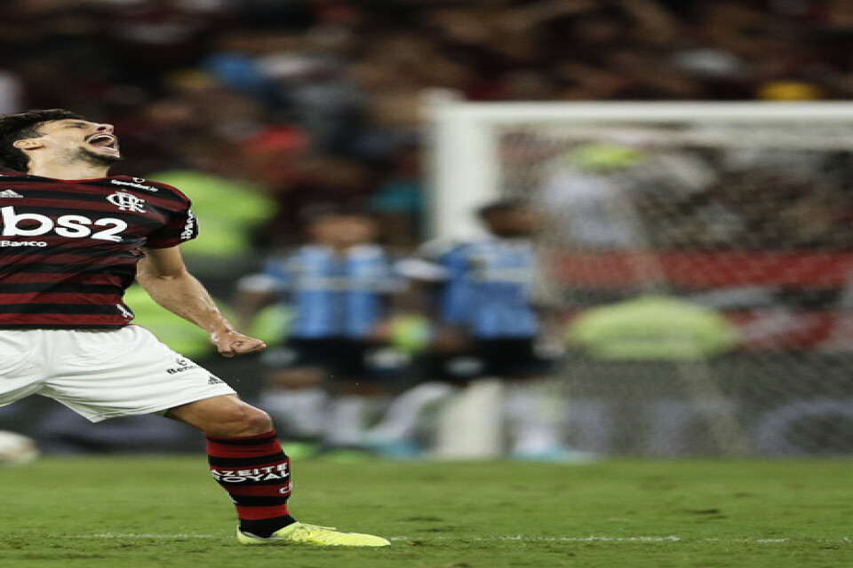 Flamengos Rodrigo Caio jublar efter sitt lags första mål hemma mot Grêmio.