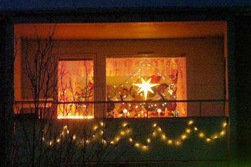 Lägenheten på Rosencrantzgatan drar till sig blickarna. Här hänger inte någon ensam julstjärna halvdant i fönstret. Här sprakar ett helt fyrverkeri av glittrande juldekorationer. Bild: Thorsten Persson