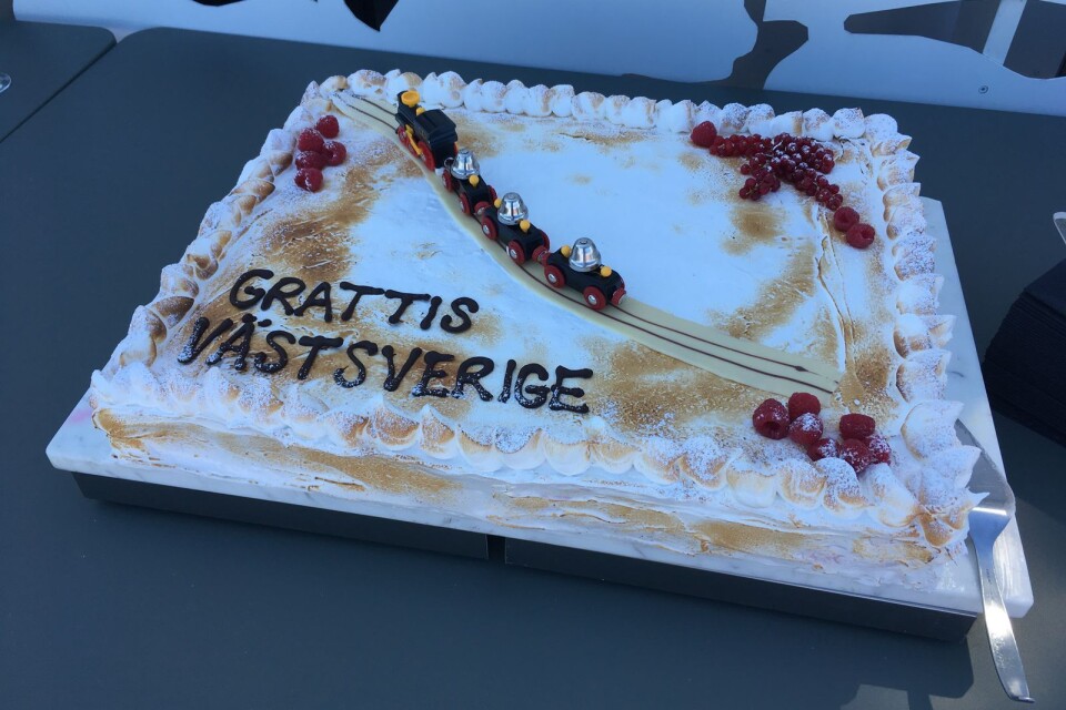 Handelskammaren i Göteborg dukade upp till tårtkalas på takterrassen för att fira ministrarnas besked om en första finansieringsdel av ny järnväg Göteborg-Borås.