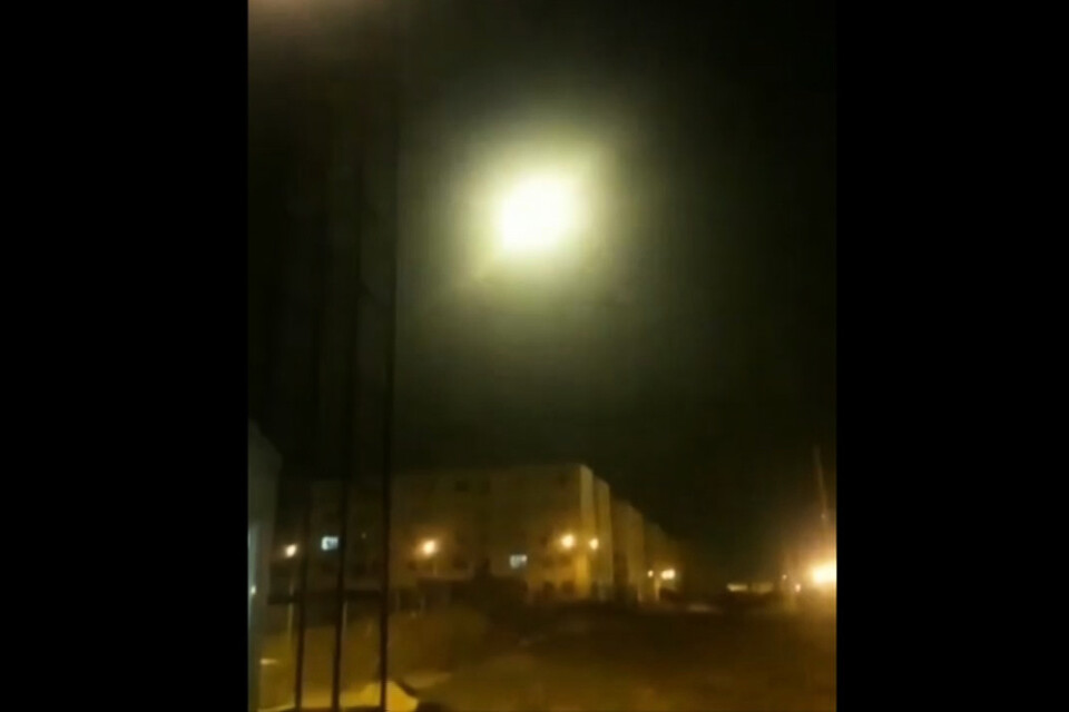 Stillbild ur det först publicerade videoklippet som visar den andra roboten träffa det ukrainska planet efter att det lyft från flygplatsen i Irans huvudstad Teheran.