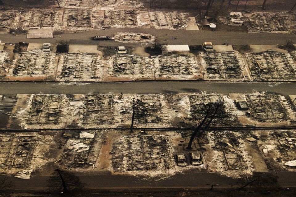 Resterna av nedbrunna hus i staden Paradise, Kalifornien. Arkivbild.