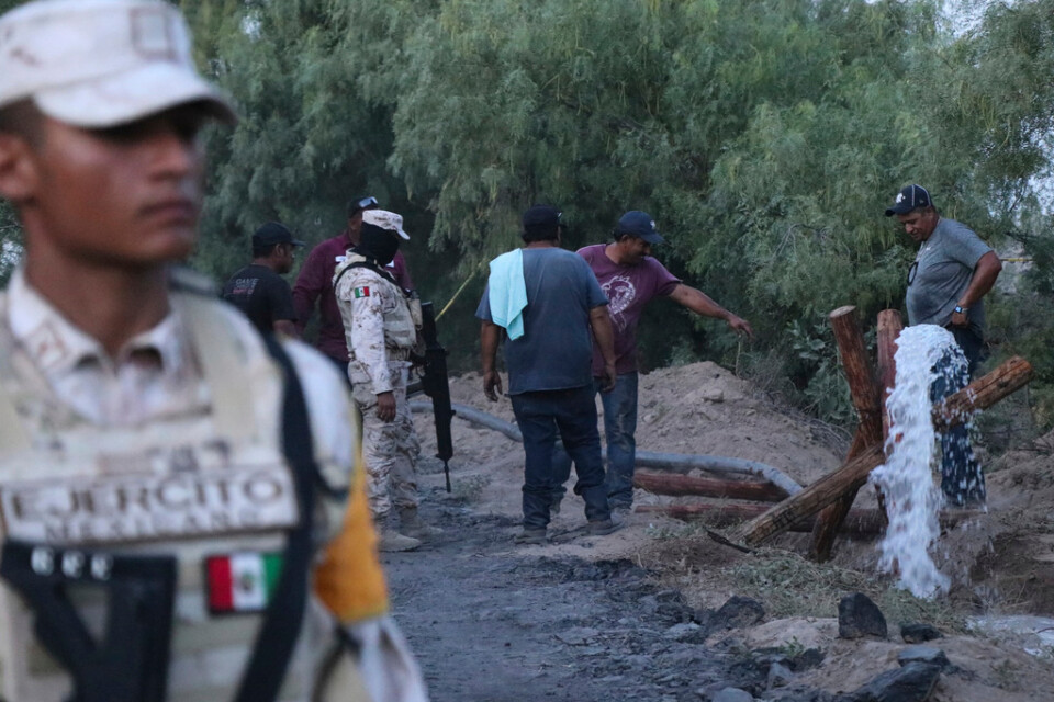 Volontärer hjälper till med arbetet att pumpa ut vatten från den kollapsade gruvan i Coahuila i norra Mexiko. Bilden är från den 4 augusti.