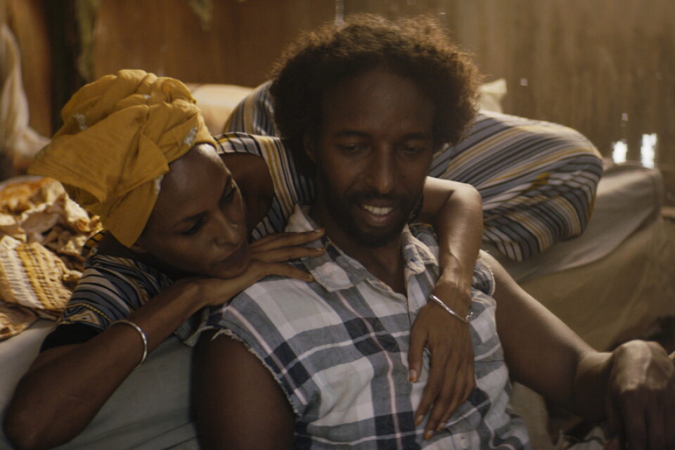 Guled (Omar Abdi) och Nasra (Yasmin Warsame) har ett kärleksfullt förhållande men de har fått betala ett högt pris för sitt äktenskap i "Dödgrävarens hustru". Pressbild.