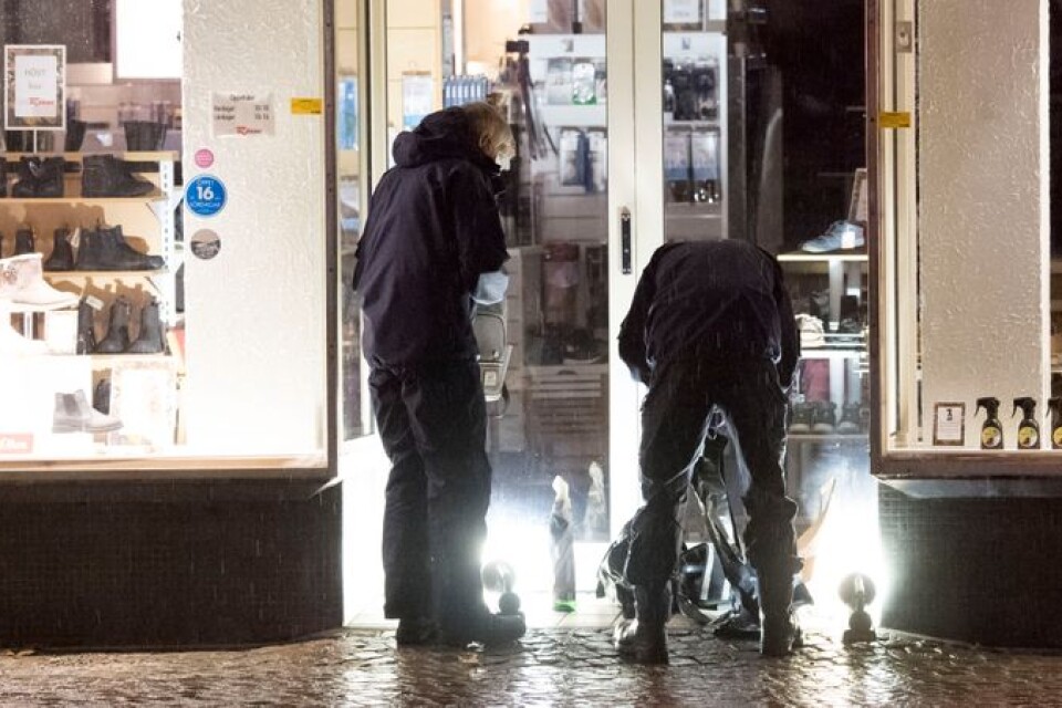 Polisens kriminaltekniker arbetar vid nattklubben i centrala Ängelholm efter nattens attentat.
