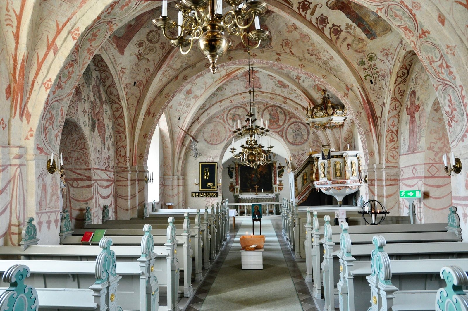 Kalkmålningarna i kyrkan är från 1400-talet. Efter att ha kalkats över togs de fram igen 1907.