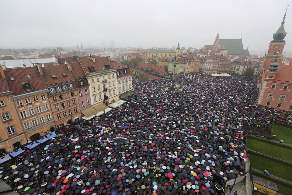 Tusentals polacker deltog i protesterna 2016. De många svarta paraplyerna bidrog till att demonstrationen i dag omnämns som "de svarta protesterna". Arkivbild.