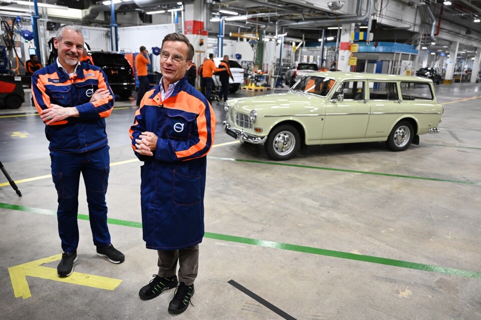 Statsminister Ulf Kristersson (M) vid ett besök på Volvo cars fabrik i Göteborg på onsdagen. Till vänster Volvo cars vice vd Javier Varela.