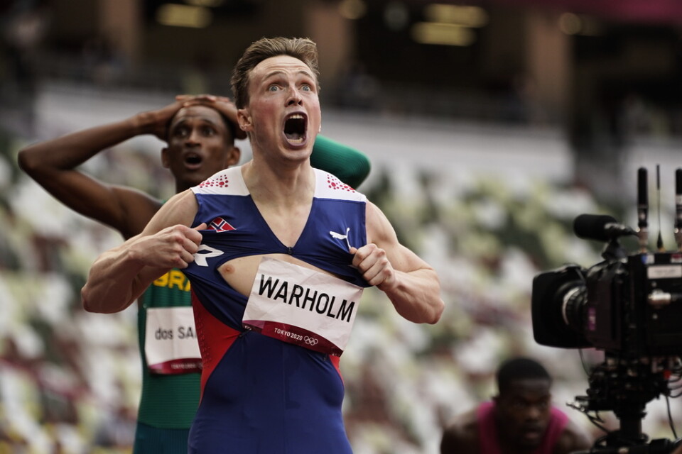 Karsten Warholm jublar efter sitt OS-guld.