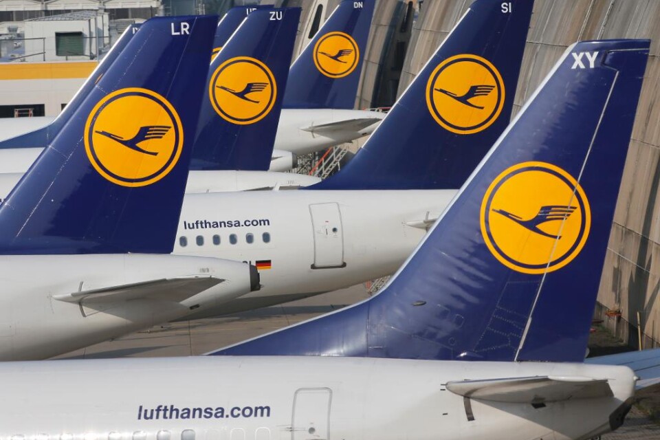 Lufthansa fortsätter att ställa in hundratals flygningar på grund av kabinpersonalens strejk, som är inne på sitt fjärde dygn. Inga flygningar till och från Sverige påverkas under tisdagen enligt Swedavias trafikinformation, men 27 300 passagerare komm