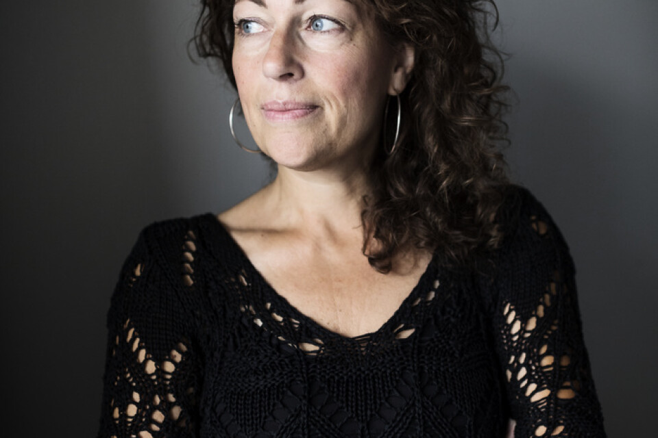 "Folk i Sverige tror att inget farligt egentligen kan hända dem", argumenterar författaren Elisabeth Åsbrink i boken "Corona – 19 författare om krisen". Arkivbild.