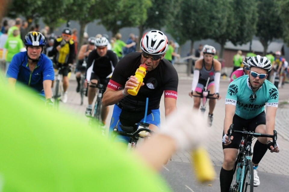 Många cyklister passerar vätskedepån i Färjestaden under Ironman.