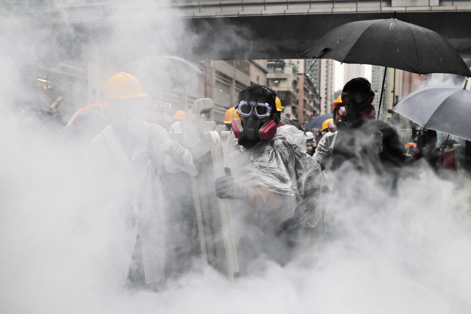Polisen i Hongkong satte in tårgas mot demonstranterna på söndagen.