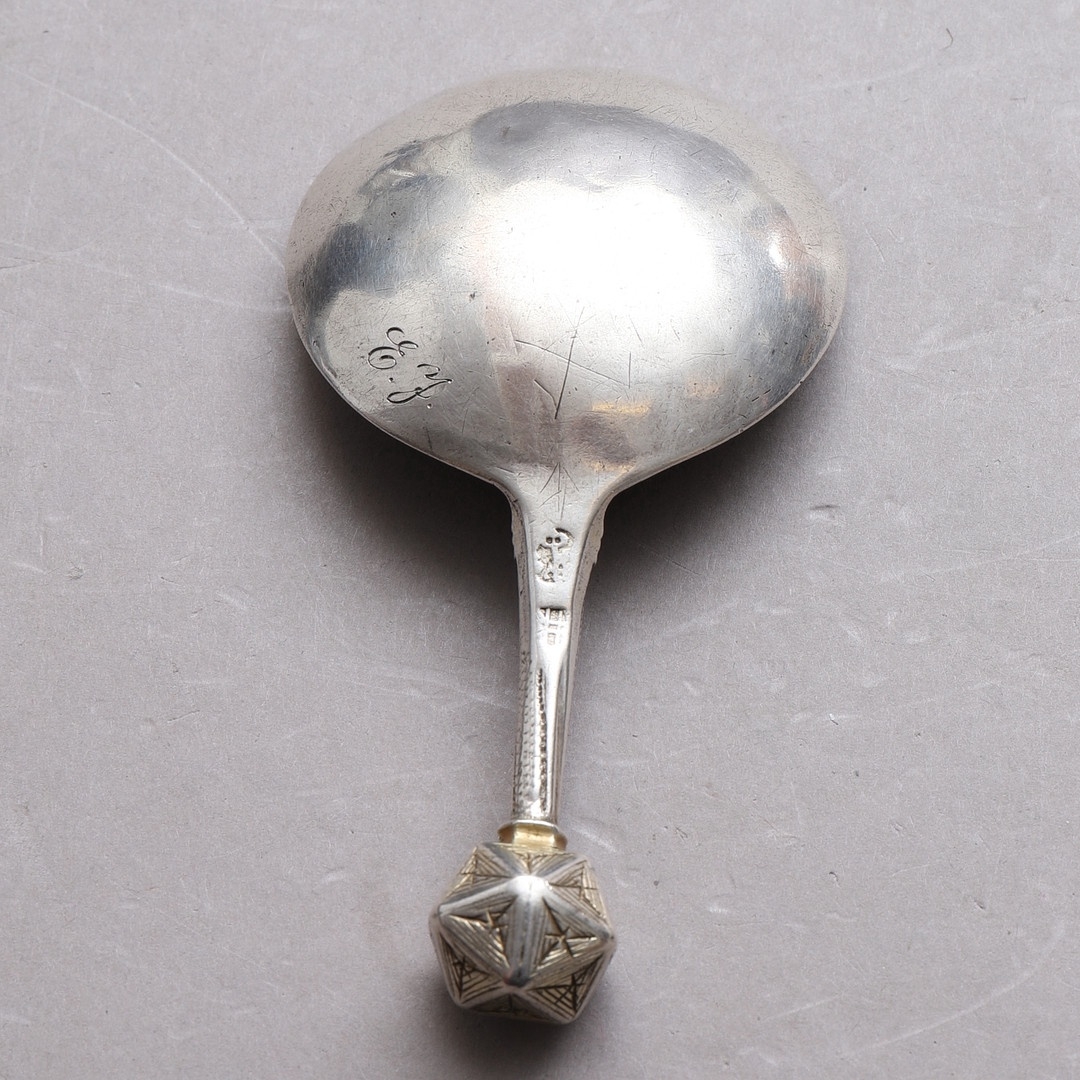 Den lilla silverskeden, elegant utsmyckad med en polyederknopp, väger in på 48,7 gram och mäter 11,5 centimeter.