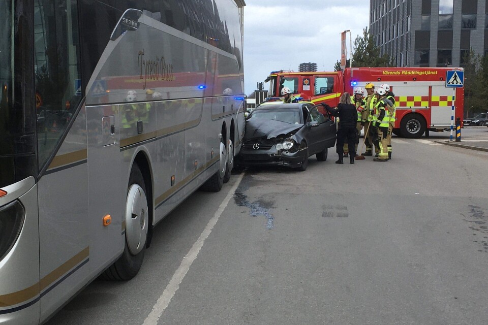 Bilen körde in i en stillastående buss på Värendsgatan i Växjö den 2 april i år.