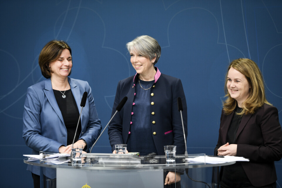 Utredaren Helena Jonsson (mitten) tillsammans med miljö- och klimatminister Isabella Lövin (MP) och jordbruksminister Jennie Nilsson (S).