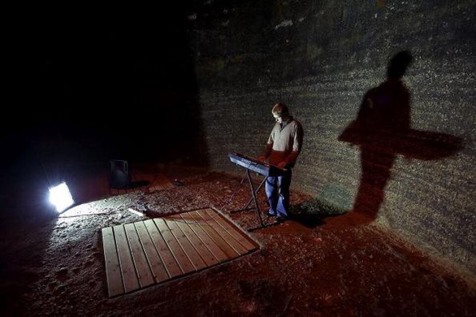 Siloakustik Arturas Bumsteinas leker med en synthesizer i silon på baksidan av Neon. Här visas hans videodagbok fram till november. Bilder: Tommy Svensson