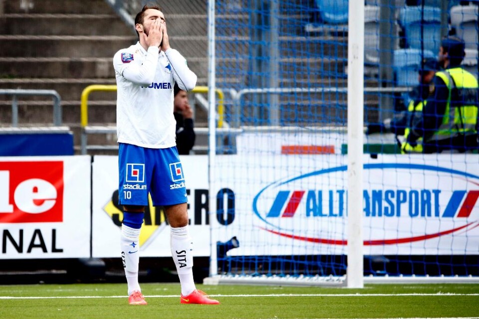 Emir Kujovics miss kan bli en klassiker som valsar runt på nätet. - Det är nästan obegripligt att han kan missa där, men även om han hade en svart dag som avslutare är han tacksam att spela med, säger IFK Norrköpings manager Janne Andersson. Mot Häcken