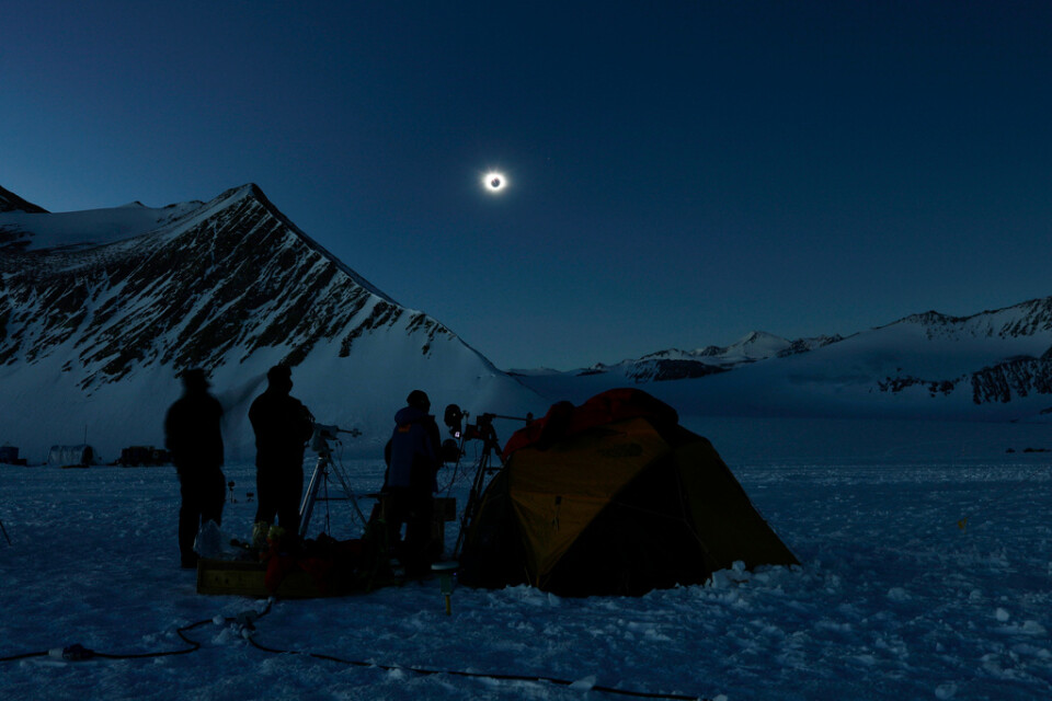 Besökare på polarstationen Union Glacier Camp fick en kort dos natt mitt i södra halvklotets långa midnattssol.