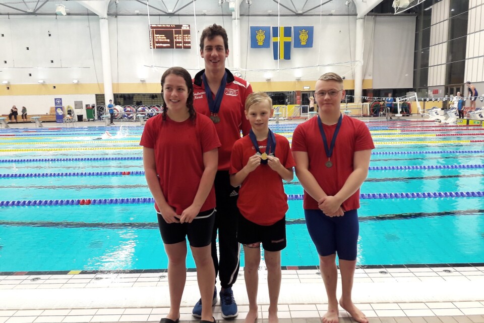 Osbysimmarna Lina Nilsson, Andreas Nordh, Sebastian och Fabian Claëson gjorde bra ifrån sig då de under allhelgonahelgen tävlade i simningens nationalarena Eriksdalsbadet.