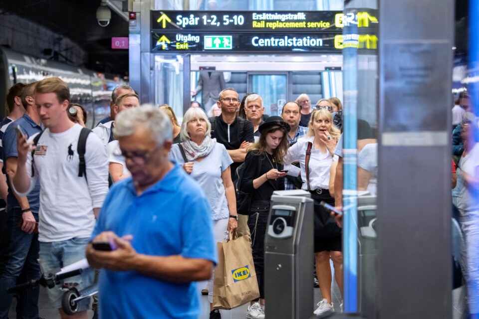 Passagerare väntar på information på perrongen på Malmö C nedre under ett tågstopp orsakat av en nerriven kontaktledning.