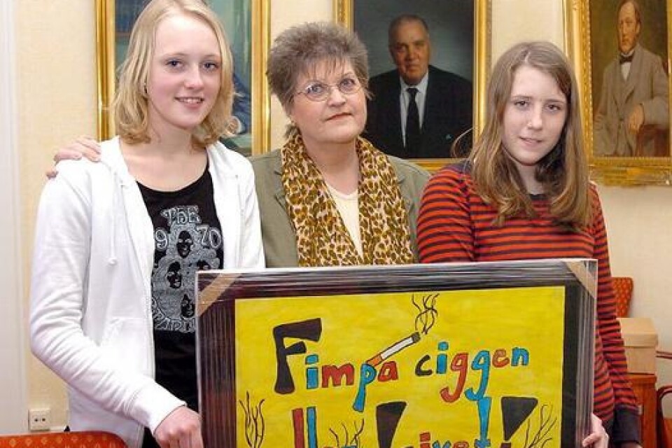 Äran och nöjet i att avgöra vad klassen ska använda 6000 kronor till har nu Caroline Persson och Loka Holm-Kvist, som här får det inramade originalet till sin affisch av Astma- och Allergiförbundets Britt-Marie Holmgren (i mitten). BILD: CLAES NYBERG