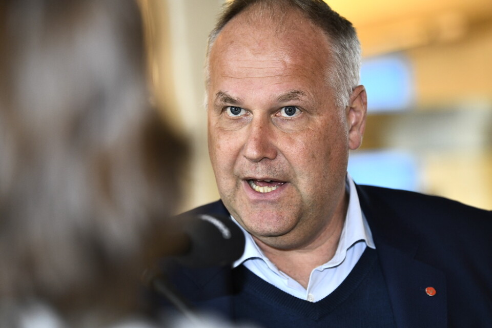 Vänsterpartiets partiledare Jonas Sjöstedt anser att man bör vänta till efter sommaren med en kriskommission.