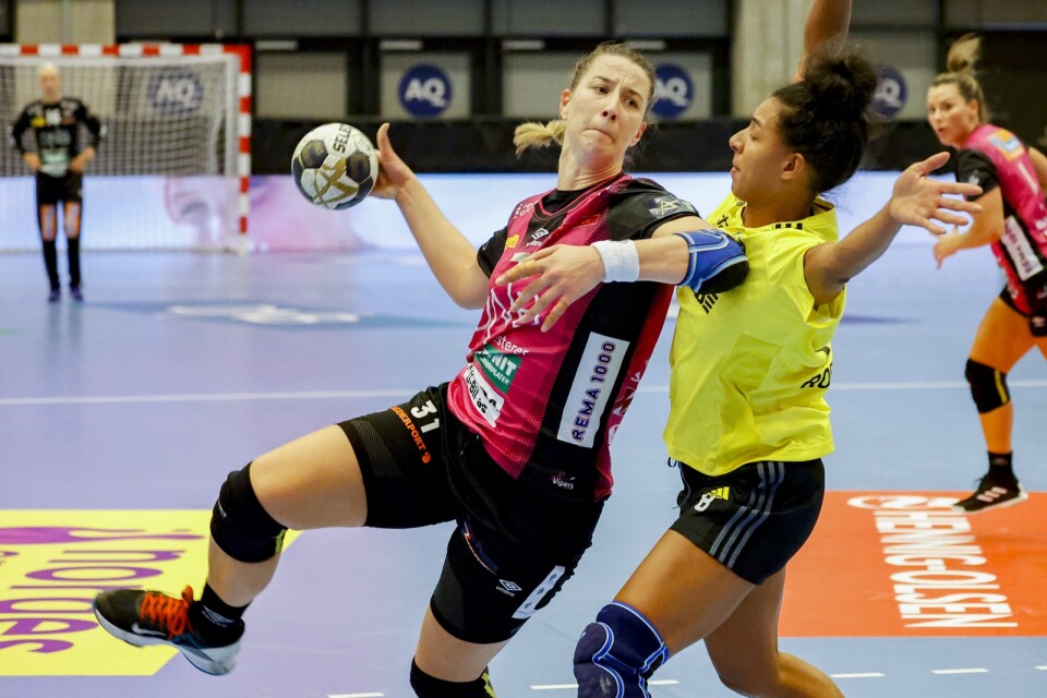 Jamina Roberts, i gult, försöker sätta stopp för Kristiansands Ana Debelic i Champions League-mötet.