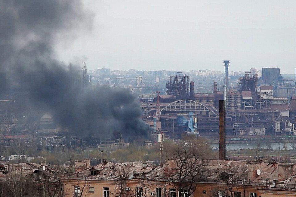 Rök steg från stålverksanläggningen Azovstal på tisdagen. Arkivbild.