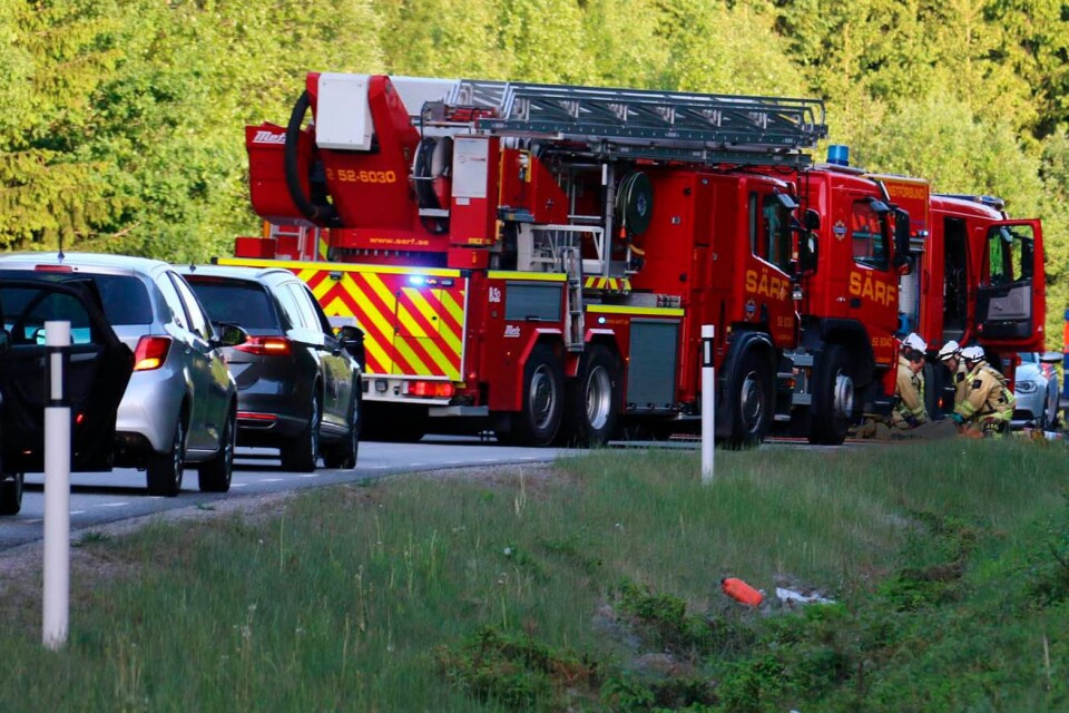 En bil voltade på 157:an vid Marbäck. En man dog och två personer skadades.