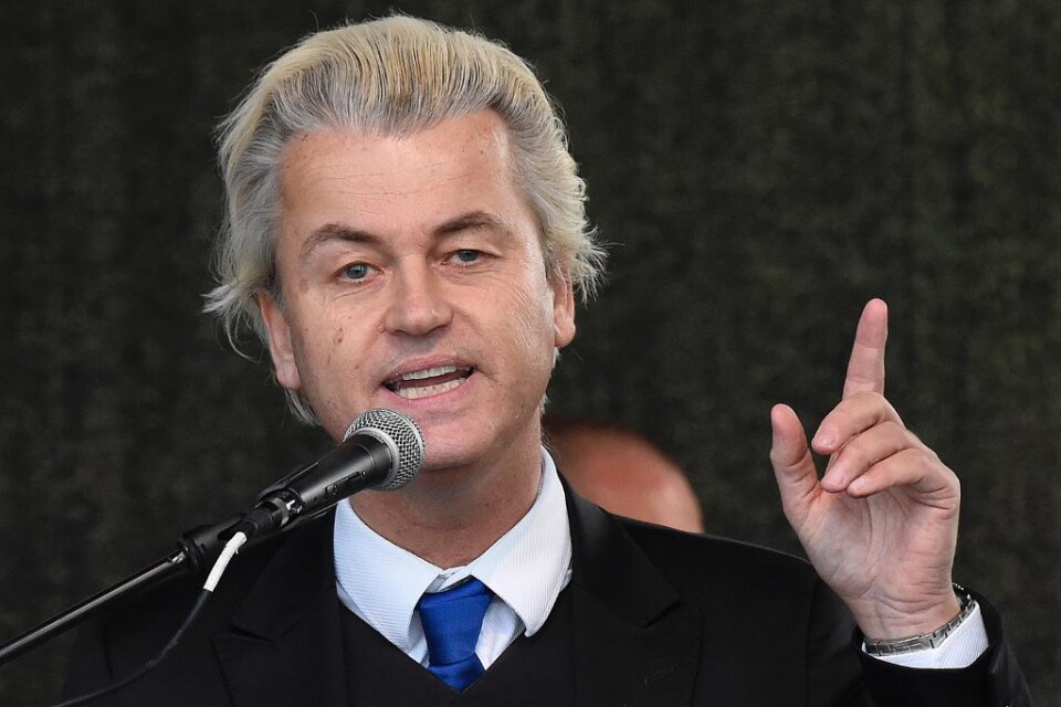 Den nederländske anti-islampolitikern Geert Wilders har valt att visa karikatyrer av profeten Muhammed i nationell tv. Han bifogade en programförklaring som gick ut på att \"yttrandefrihet alltid måste stå över våld\". Wilders visade fler än tio teckning