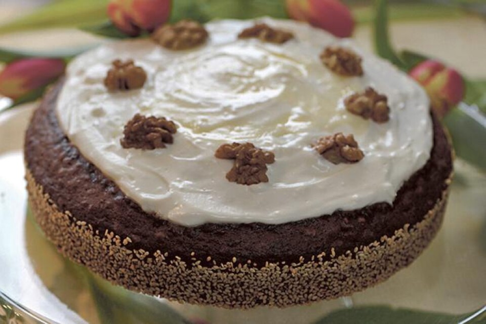Baka en härlig kaneldoftande kaka och dekorera med yoghurt och valnötter.