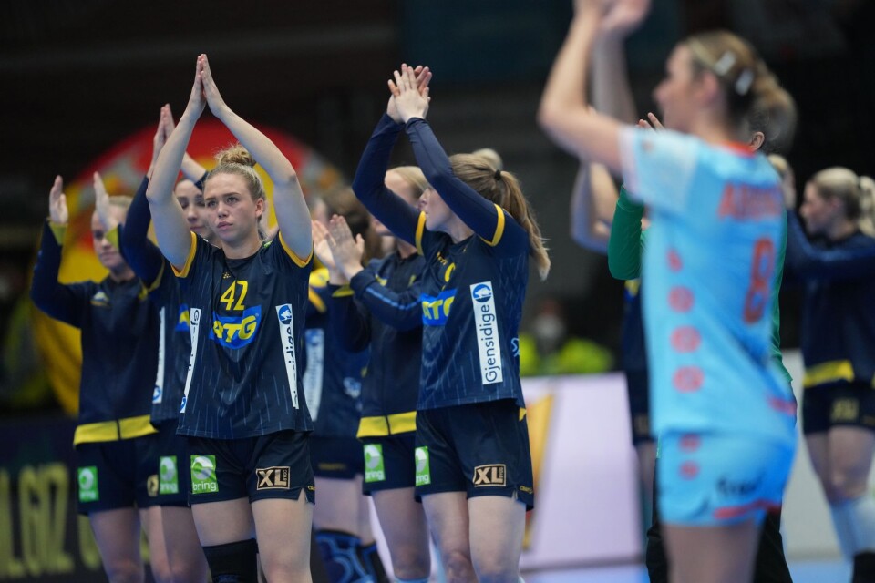 Sverige tackar publiken efter 31–31 i gruppfinalen.