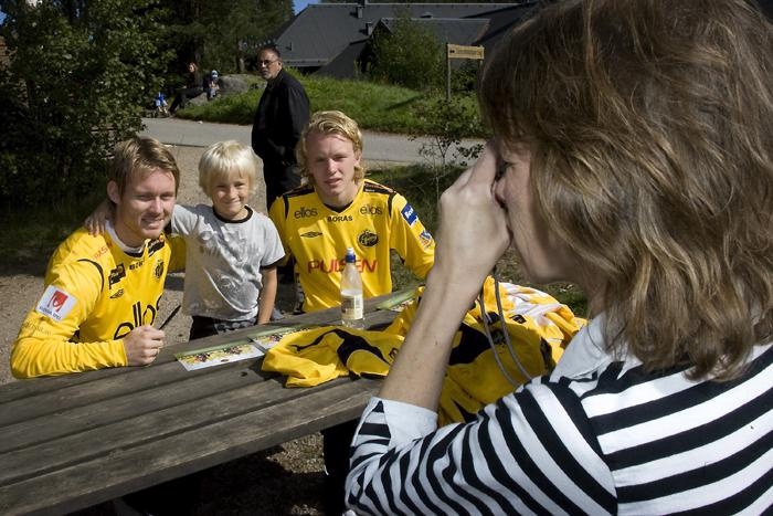 Theodor Carlsson från Ängelholm var strålande glad när han fick ställa sig mellan två av sina idoler, Fredrik Berglund och Jesper Florén. Mamma Pernilla förevigade ögonblicket.