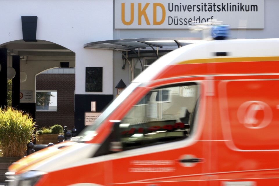 En ambulans utanför Düsseldorfs universitetssjukhus som tidigare i veckan utsattes för en cyberattack. Arkivbild.